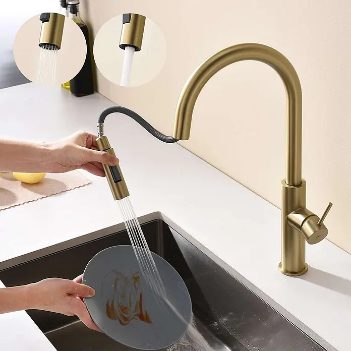 Poalgi Spültischarmatur River - Goldfarben, Seidenmatt - Goldene Küchenarmatur mit herausziehbarer Brause wäscht einen Teller und zeigt zwei Strahlarten.