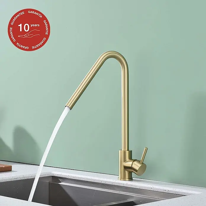 Poalgi Spültischarmatur Talent - Goldfarben, Seidenmatt - Küchenarmatur in gebürstetem Gold mit ausziehbarer Brause und Wasser, das in ein Spülbecken fließt.