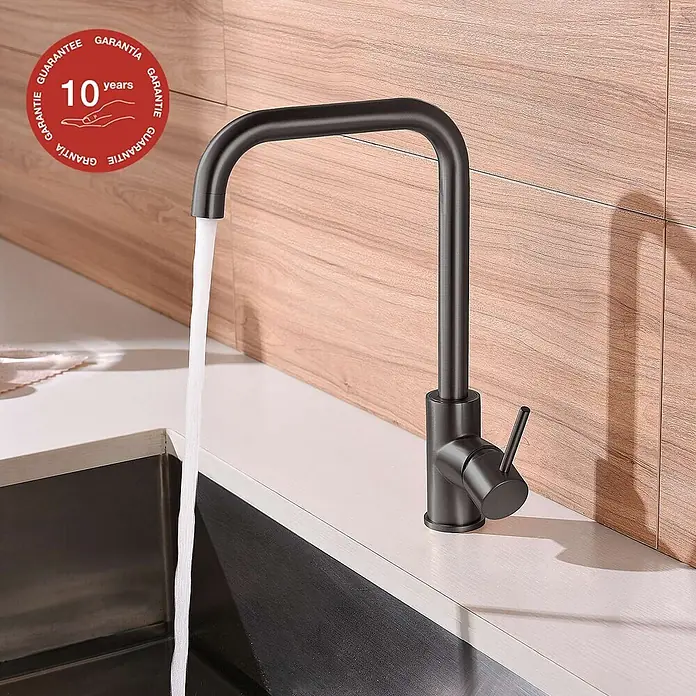 Poalgi Spültischarmatur Comfort - Gun Metal, Seidenmatt - Moderner dunkler Küchenarmatur mit hohem Auslauf und Einhebelmischer, Wasser fließt in ein Spülbecken.