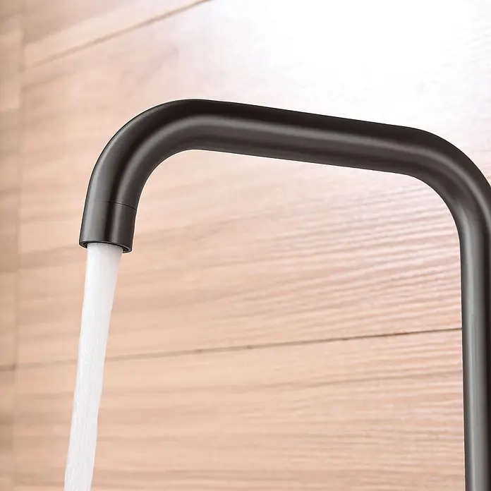 Poalgi Spültischarmatur Comfort - Gun Metal, Seidenmatt - Dunkelbronze gebogener Wasserhahn mit fließendem Wasser.
