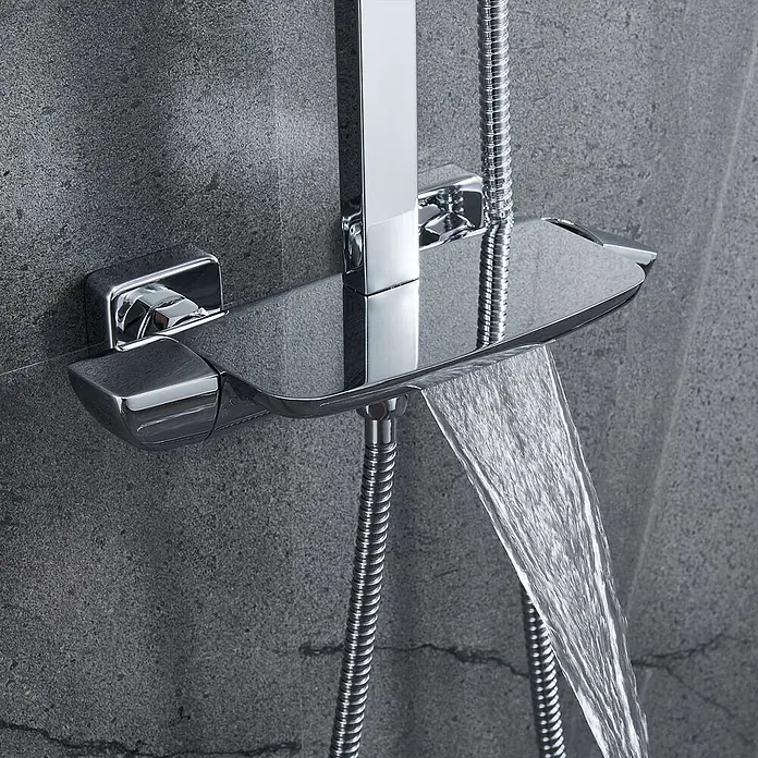 Poalgi Duschsystem Joy - Anzahl Strahlarten: 3 Stk., Verchromt - Verchromte Duscharmatur mit Wasserfallauslauf und Handbrauseschlauch, Wasser fließt aus dem Auslauf.