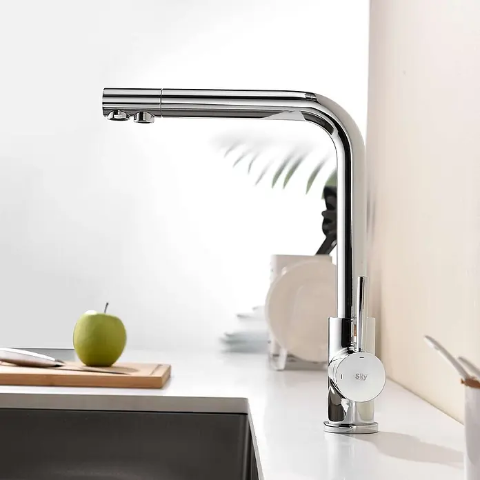 Poalgi Spültischarmatur Life - Verchromt, Glänzend - Moderner Küchenhahn aus Chrom mit L-förmigem Auslauf und Einhebelgriff, auf einer Küchenarbeitsplatte montiert.