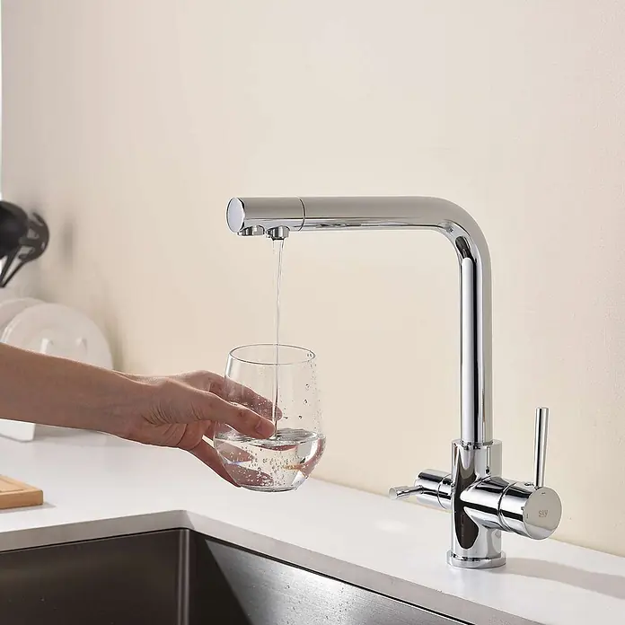 Poalgi Spültischarmatur Life - Verchromt, Glänzend - Verchromte Küchenarmatur spendet Wasser in ein Glas, betont Design und Funktion.