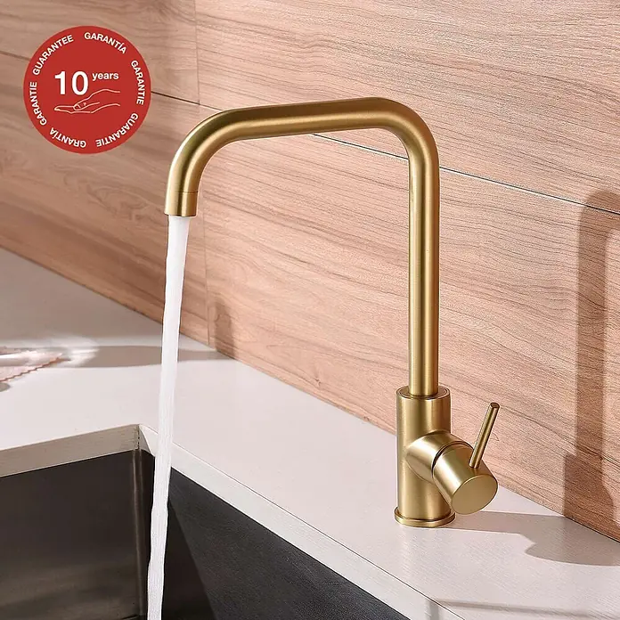 Poalgi Spültischarmatur Comfort - Goldfarben, Seidenmatt - Mattgoldener Küchenwasserhahn mit gebogenem Auslauf, in moderner Küche installiert, Wasser fließt ins Spülbecken.