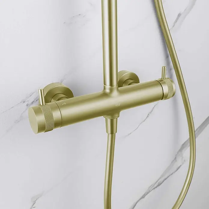 Poalgi Duschsystem Diamond - Anzahl Strahlarten: 1 Stk., Gold - Brausearmatur aus gebürstetem Messing mit Schlauch an einer weißen Marmorwand.