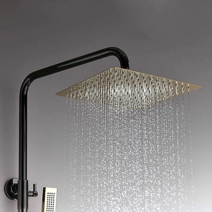 Poalgi Duschsystem Infinite - Anzahl Strahlarten: 1 Stk., Kristallschwarz und Gold - Quadratischer Gold-Regenduschkopf mit schwarzem Arm, sprüht Wasser. Passende Gold-Handbrause dabei.
