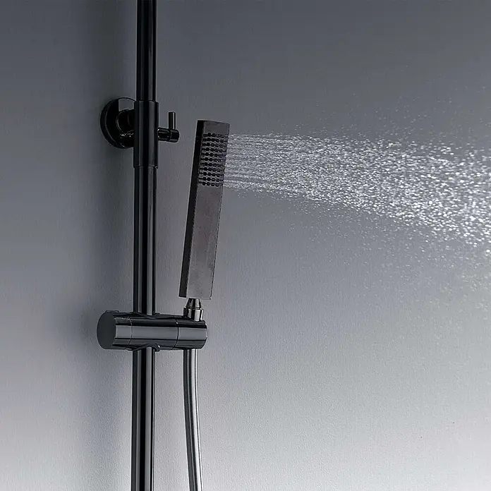Poalgi Duschsystem Infinite - Anzahl Strahlarten: 1 Stk., Kristallschwarz - Schwarzes Duschset mit einer Handbrause, die Wasser sprüht.