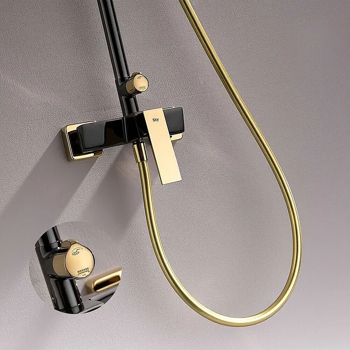 Poalgi Duschsystem Infinite - Anzahl Strahlarten: 1 Stk., Kristallschwarz und Gold - Schwarze und goldene Duscharmatur mit goldenem Schlauch und wählbarem Sprühbildregler.