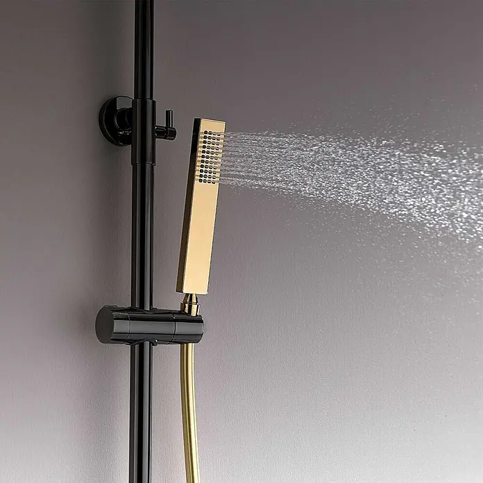 Poalgi Duschsystem Infinite - Anzahl Strahlarten: 1 Stk., Kristallschwarz und Gold - Gold-schwarzer, rechteckiger Duschkopf sprüht Wasser, montiert an einer schwarzen Duschstange.
