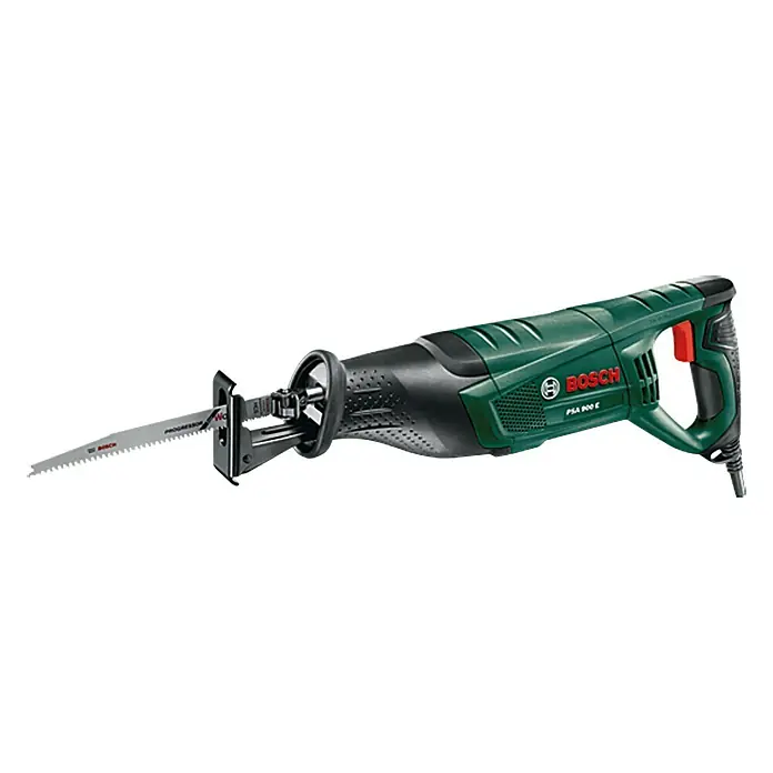 Bosch Säbelsäge PSA 900 E - 900 W, Hublänge: 28 mm, 2 Sägeblätter - Eine grüne Bosch PSA 900 E Säbelsäge mit einem langen Sägeblatt. Ideal zum Sägen von Holz, Metall und Kunststoff.