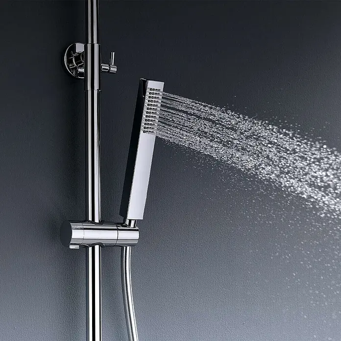 Poalgi Duschsystem Infinite - Anzahl Strahlarten: 1 Stk., Verchromt - Verchromte Handbrause an einer Stange, Wasser sprühend. Modernes quadratisches Design.