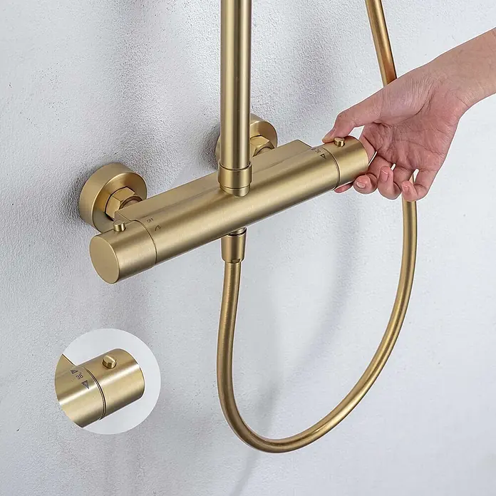 Poalgi Duschsystem Supreme - Anzahl Strahlarten: 1 Stk., Gold - Hand verstellt eine gebürstete goldfarbene Thermostat-Duscharmatur mit markierten Temperatur- und Durchflussreglern.