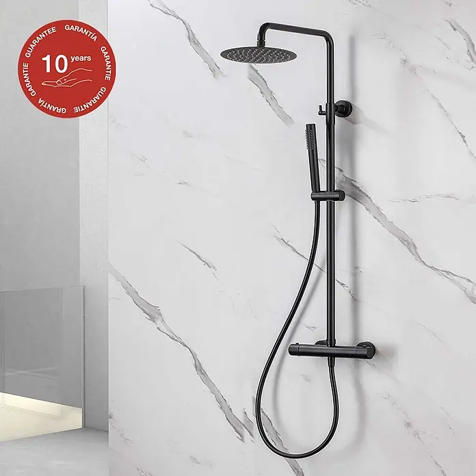 Poalgi Duschsystem Supreme - Anzahl Strahlarten: 1 Stk., Mattschwarz - Matt schwarzes Duschsystem mit Regenduschkopf, Handbrause und Thermostatmischer an Marmorwand.
