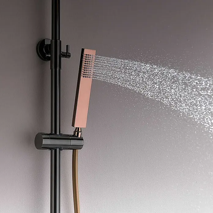 Poalgi Duschsystem Infinite - Anzahl Strahlarten: 1 Stk., Kristallschwarz und Rosa - Roségoldene Handbrause sprüht Wasser, montiert an einer schwarzen Duschstange.