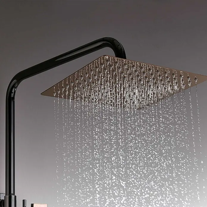 Poalgi Duschsystem Infinite - Anzahl Strahlarten: 1 Stk., Kristallschwarz und Rosa - Quadratischer Metall-Duschkopf mit dunklem Arm, Wasser nach unten spritzend.