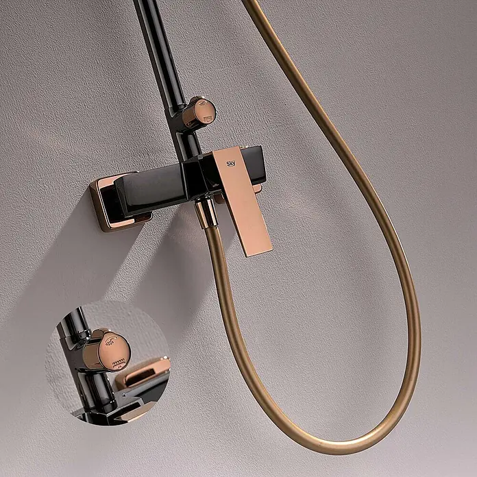 Poalgi Duschsystem Infinite - Anzahl Strahlarten: 1 Stk., Kristallschwarz und Rosa - Zweifarbige Duscharmatur in Schwarz und Roségold, mit flexiblem Schlauch und wandmontierten Bedienelementen.
