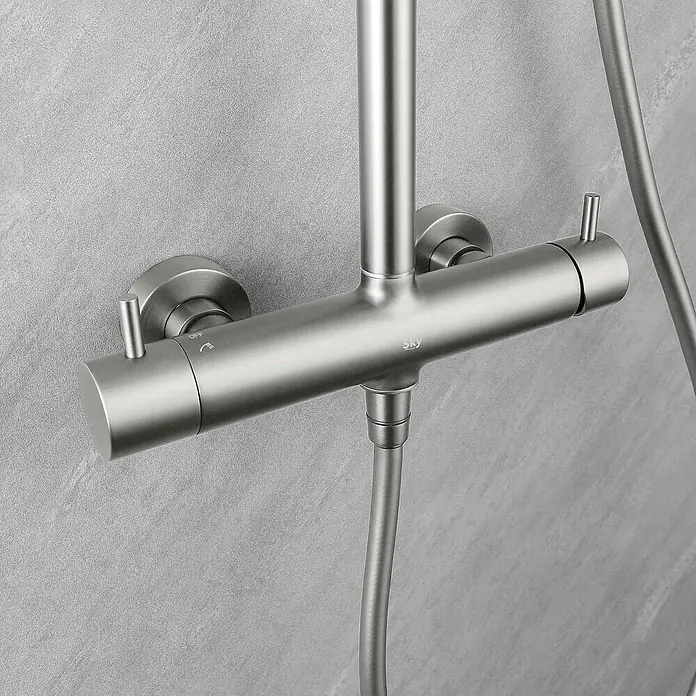 Poalgi Duschsystem Promise - Anzahl Strahlarten: 3 Stk., Nickel - Gebürstete Edelstahl-Duscharmatur mit Bedienknöpfen und angeschlossenem Duschschlauch.