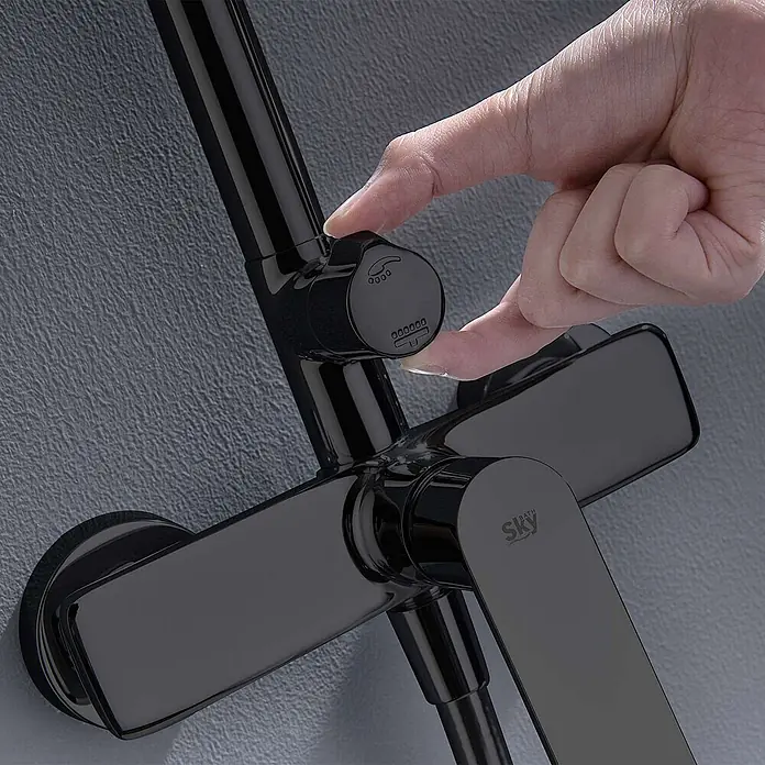 Poalgi Duschsystem Glory - Anzahl Strahlarten: 3 Stk., Kristallschwarz - Eine Hand betätigt den Umstellknopf einer schwarzen 'Sky Bath' Duscharmatur mit flachem Griff.
