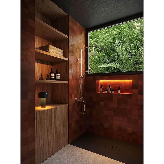 Poalgi Duschsystem Nobi - Anzahl Strahlarten: 1 Stk., Verchromt - Moderne Dusche mit Kupferarmaturen, Terrakottafliesen, Holzregalen und Blick ins Grüne.