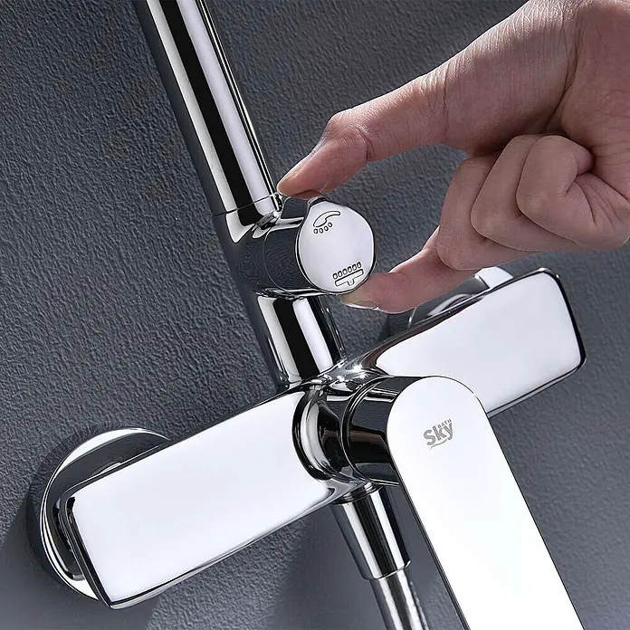 Poalgi Duschsystem Glory - Anzahl Strahlarten: 3 Stk., Verchromt - Verchromte Duscharmatur, Hand verstellt den Sprühstrahlregler. Der Griff trägt das 'Sky Bath' Logo.