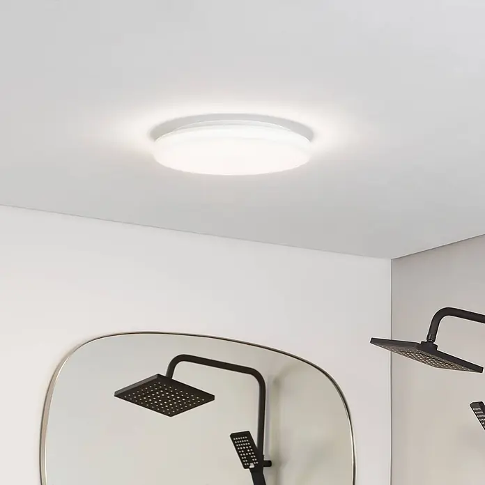 Prios Deckenleuchte Artin - weiß / opal - Rundes, weißes LED-Deckenlicht zur Aufputzmontage, das ein modernes Badezimmer beleuchtet.