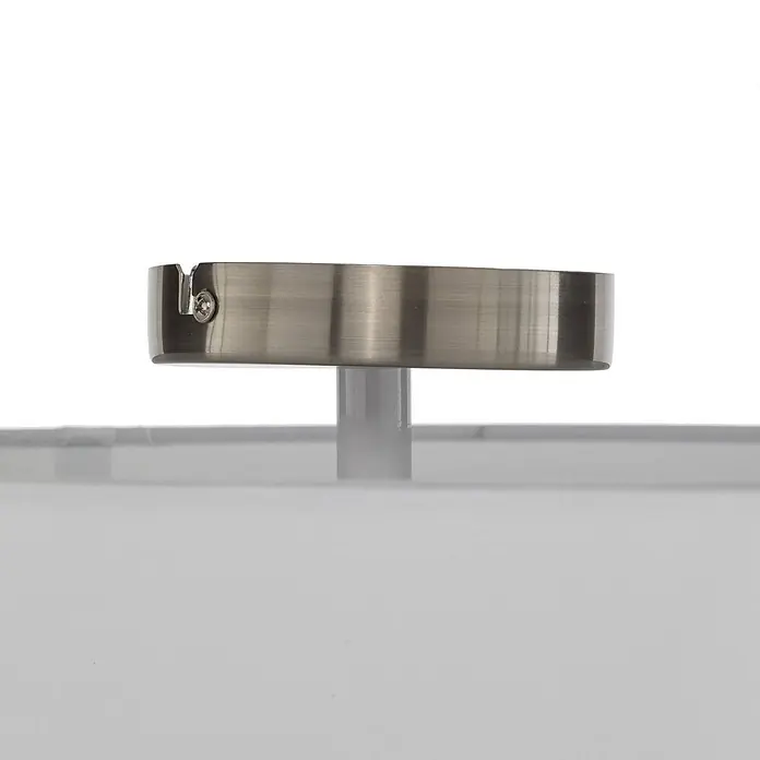 Lindby Deckenleuchte Sebatin - weiß / opal, E27 - Gebürstete Metallhalterung mit Schraube, an einer weißen Stange über einem Diffusor befestigt.