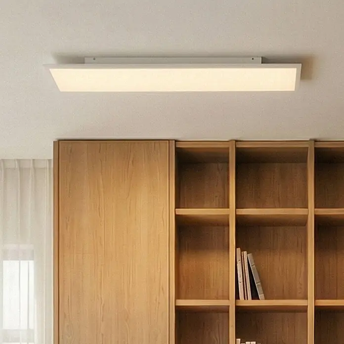 Arcchio LED-Panel Arthur - L x B x H: 119,5 x 29,5 x 4,5 cm, alu / grau / zink, weiß / opal, Neutralweiß - Weiße rechteckige LED-Deckenleuchte beleuchtet einen Raum mit Holzmöbeln.