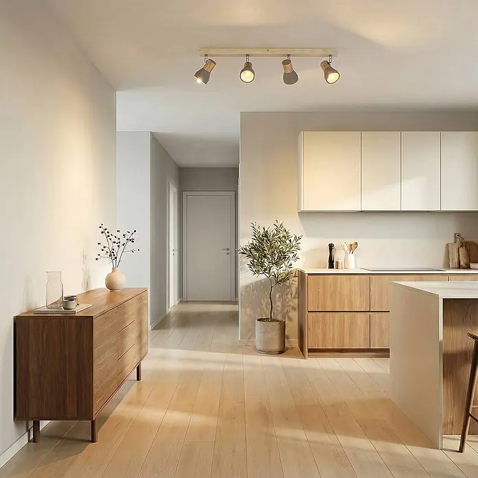 Lindby Deckenstrahler Filiz - Holz hell, alu / grau / zink, E14 - Deckenleuchte mit vier Spots, Holzleiste und grauen Akzenten, beleuchtet moderne Küche und Flur.
