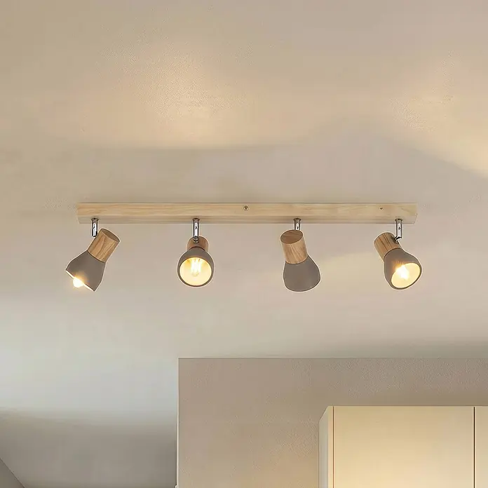 Lindby Deckenstrahler Filiz - Holz hell, alu / grau / zink, E14 - Deckenleuchte aus Holz mit vier grauen und hölzernen Strahlern, warmes Licht abgebend.