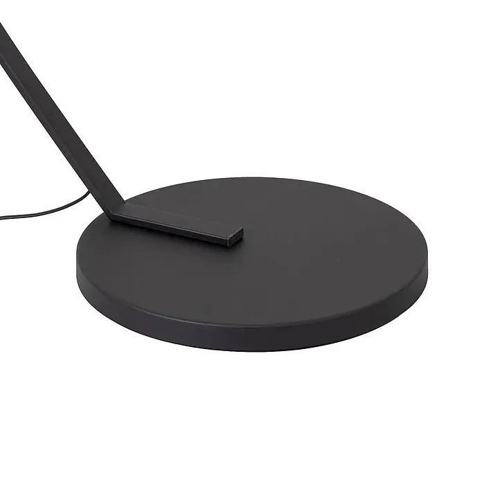 Lindby Stehleuchte Emilienne - schwarz, schwarz, E27 - Schwarzer, runder Metallsockel einer Stehlampe mit angewinkeltem Arm und Netzkabel.