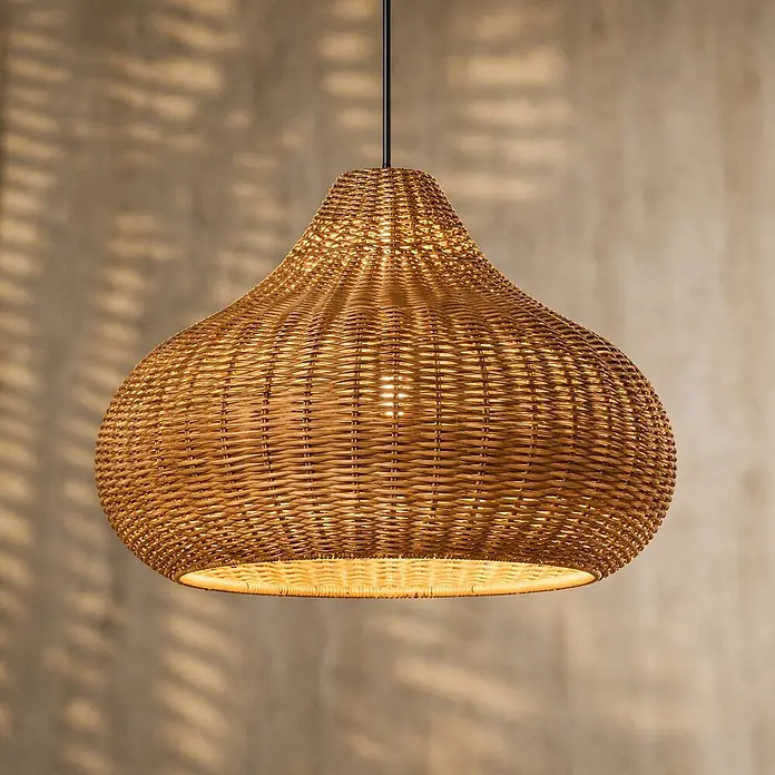 Lucande Außenwand- & Deckenleuchte Taniola - Holz hell, IP44 - Glockenförmige Pendelleuchte aus geflochtenem Rattan, beleuchtet mit warmem Licht, das weiche Muster wirft.