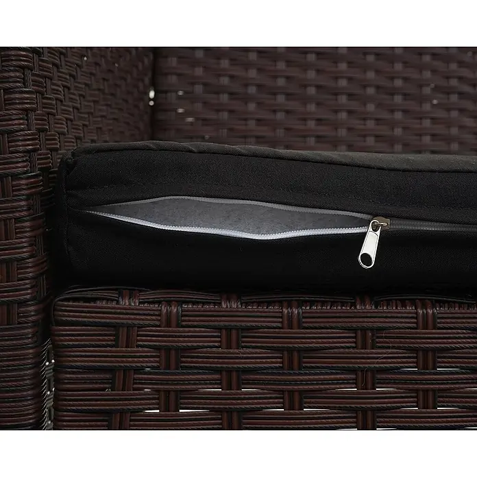 Proregal Gartenbank Kissen Schwarz - Polyester, Braun - Schwarzes Kissen mit teils offenem Reißverschluss, der hellgraues Innenfutter auf braunem Rattanmöbel zeigt.