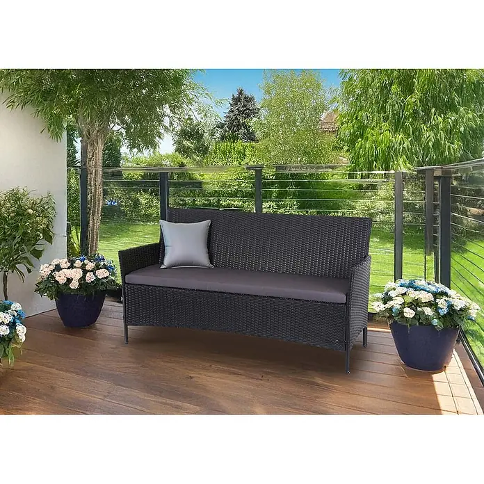Proregal Gartenbank 3-Sitzer Kissen Anthrazit - Polyester, Grau - Schwarze Rattan-Gartenbank mit grauen Kissen und einem silbernen Polster auf einer Holzterrasse.