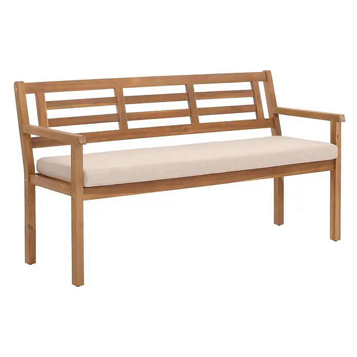 Proregal Gartenbank Mit Kissen Creme-Beige - Holz, Braun - Hellbraune Holzgartenbank mit Lattenrückenlehne und Armlehnen, mit einem langen, hellbeigen Kissen.