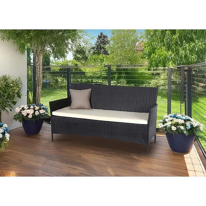 Proregal Gartenbank 3-Sitzer Kissen Creme - Polyester, Braun - Dunkelbraune Rattan-Gartenbank mit cremefarbenem Kissen und beigem Zierkissen auf Holzterrasse.