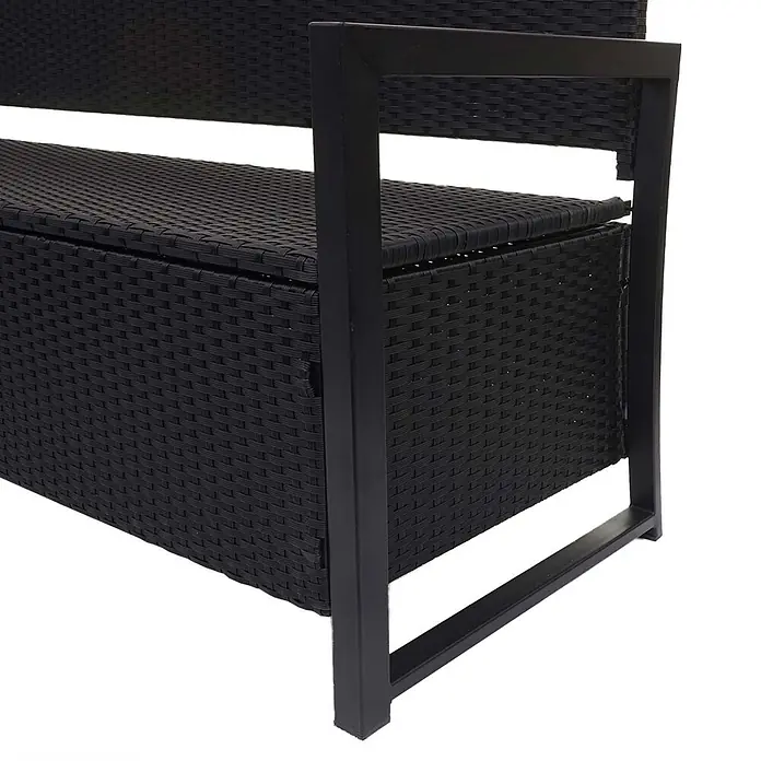 Proregal Gartenbank 3-Sitzer Kissen Schwarz - Polyester, Grau - Nahaufnahme einer schwarzen Rattan-Sitzbank mit Stauraum und stabilem schwarzen Metallrahmen.