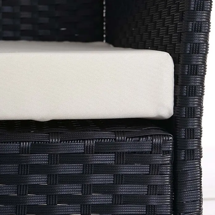 Proregal Gartenbank Halden mit Kissen Creme - Polyester, Grau - Nahaufnahme schwarzer geflochtener Gartenmöbel mit cremefarbenem Kissen.