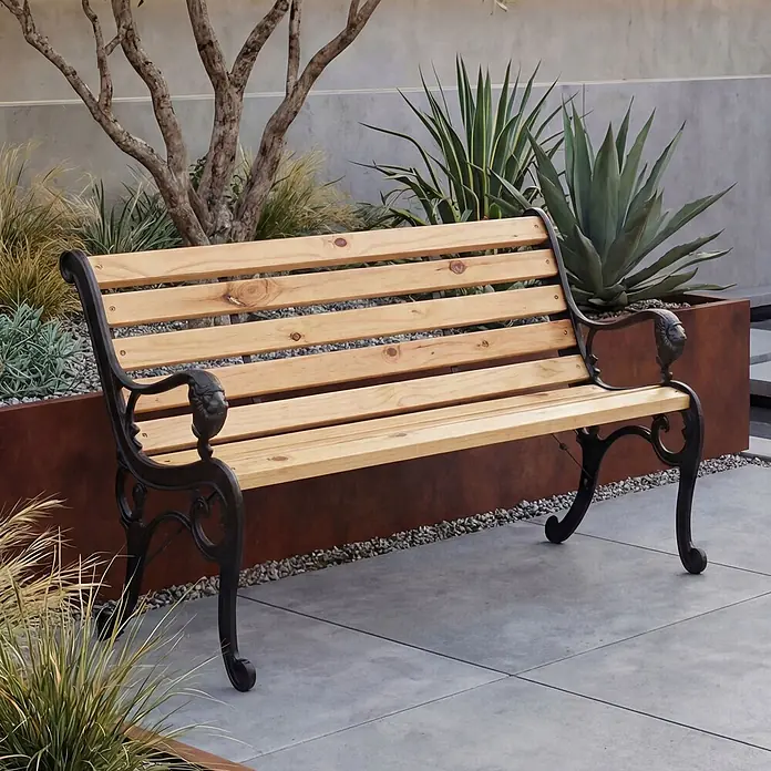 Proregal Gartenbank 2-Sitzer aus Holz - Holz, Beige - Eine elegante Parkbank mit hellen Holzlatten und verziertem schwarzem Gusseisengestell in einem modernen Garten.