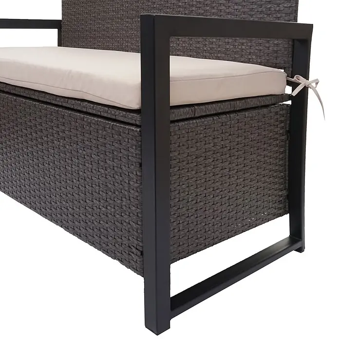 Proregal Gartenbank 2-Sitzer Kissen Beige - Polyester, Grau - Dunkelbraune Rattan-Outdoor-Sitzbank mit schwarzem Metallrahmen und hellbeigem Kissen.