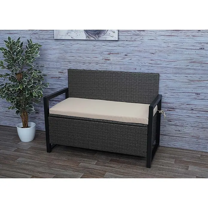Proregal Gartenbank 2-Sitzer Kissen Beige - Polyester, Grau - Dunkelgraue Rattan-Sitzbank mit schwarzem Gestell und hellbeigem Kissen, in Innenräumen gezeigt.