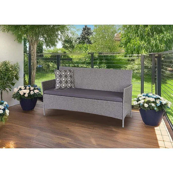 Proregal Gartenbank 3-Sitzer Kissen Anthrazit - B x T x H: 154 x 60 x 82 cm, Polyester, Grau - Graue Rattan-Gartenbank mit dunklem Kissen und gemustertem Polster auf einer Terrasse.