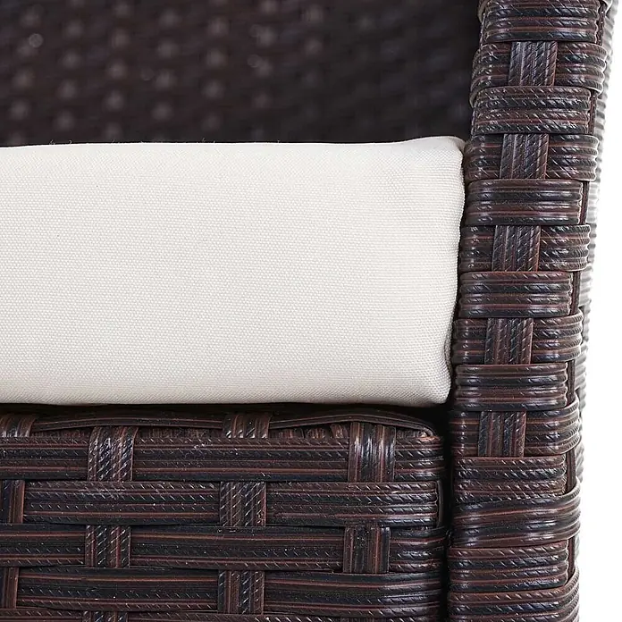 Proregal Gartenbank Kissen Creme - Polyester, Braun - Nahaufnahme eines dunkelbraunen Rattan-Sessels mit cremefarbenem Kissen.