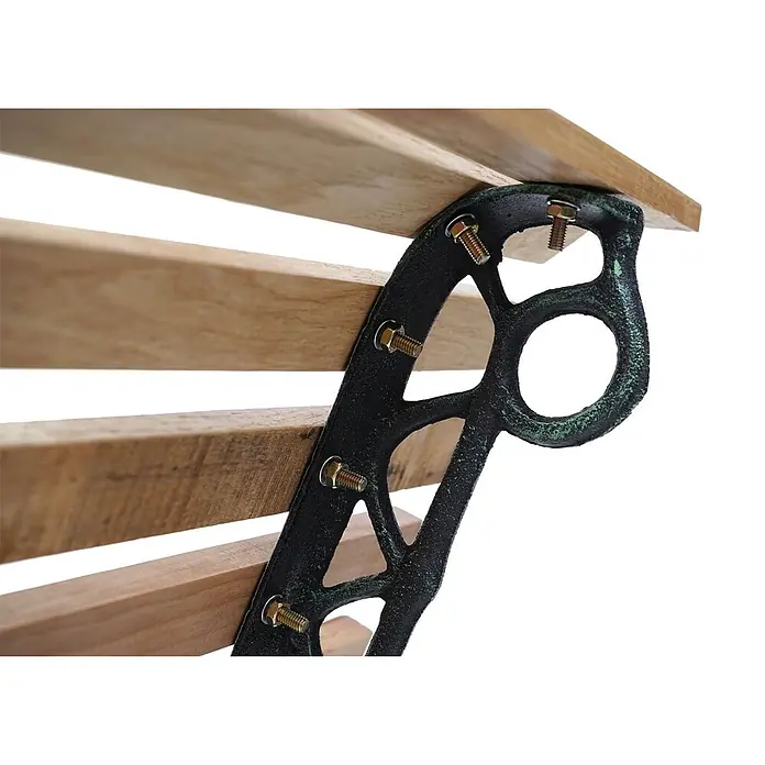 Proregal Gartenbank 2-Sitzer - Holz, Braun - Dunkle Metallhalterung mit grünen Akzenten hält helle Holzlatten mit goldenen Schrauben.