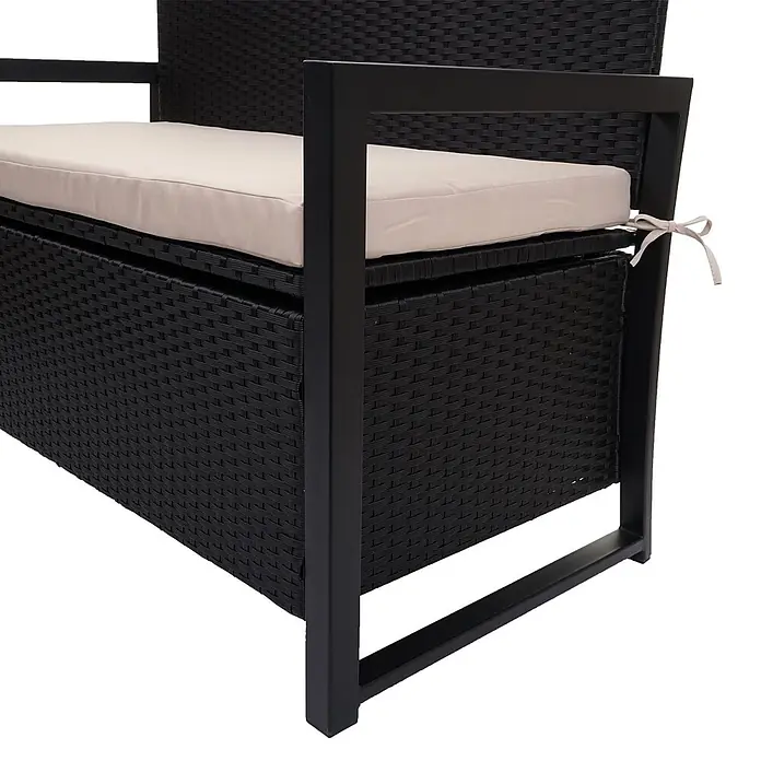 Proregal Gartenbank 2-Sitzer Kissen Beige - Polyester, Grau - Schwarze Rattan-Sitzbank mit Stauraum, hellem Kissen und schwarzem Metallrahmen.