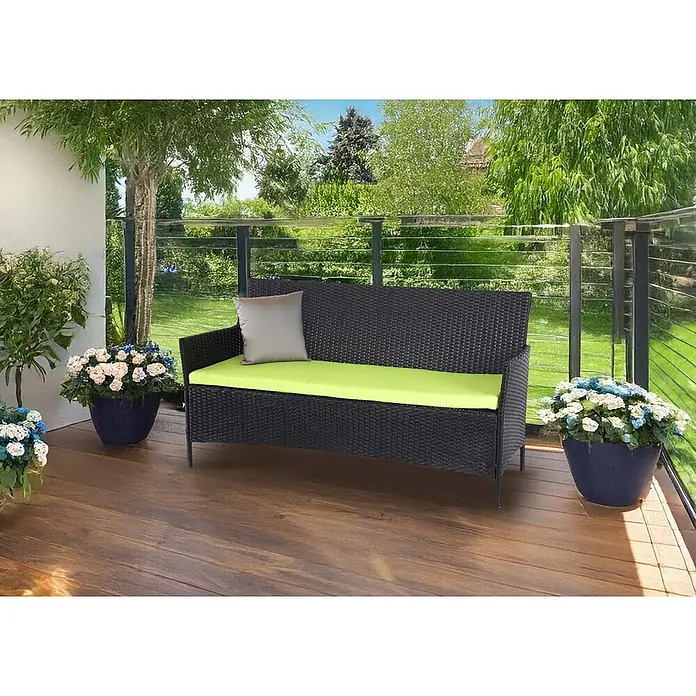Proregal Gartenbank 3-Sitzer Kissen Grün - Polyester, Grau - Schwarze Rattan-Gartenbank mit hellgrünem Kissen und grauem Zierkissen auf einer Holzterrasse.
