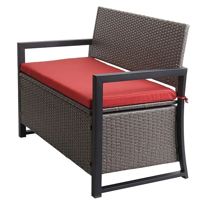 Proregal Gartenbank 2-Sitzer Kissen Rot - Polyester, Grau - Braune Rattan-Outdoor-Sitzbank mit schwarzem Metallrahmen und rotem Kissen, bietet Stauraum.