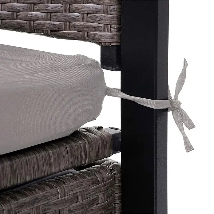 Proregal Gartenbank 3-Sitzer Kissen Beige - B x T x H: 164 x 57 x 87 cm, Polyester, Grau - Hellgraues Kissen mit Bändern an einem dunkelgrauen Flechtmöbelrahmen und schwarzem Metallgestell befestigt.