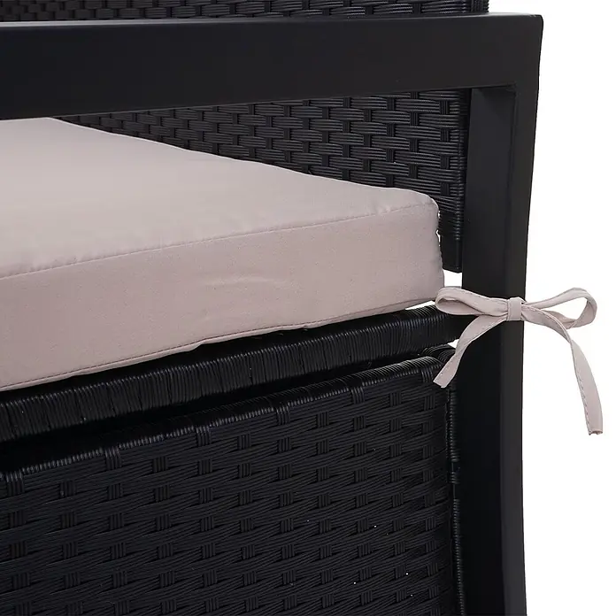 Proregal Gartenbank 3-Sitzer Kissen Beige - Polyester, Grau - Beiges Kissen mit Bändern auf schwarzem Rattan-Gartenstuhl.