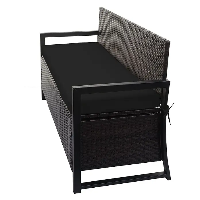 Proregal Gartenbank 3-Sitzer Kissen Schwarz - Polyester, Braun - Dunkelbraune Rattan-Gartenbank mit Stauraum, schwarzem Metallrahmen und schwarzem Kissen.