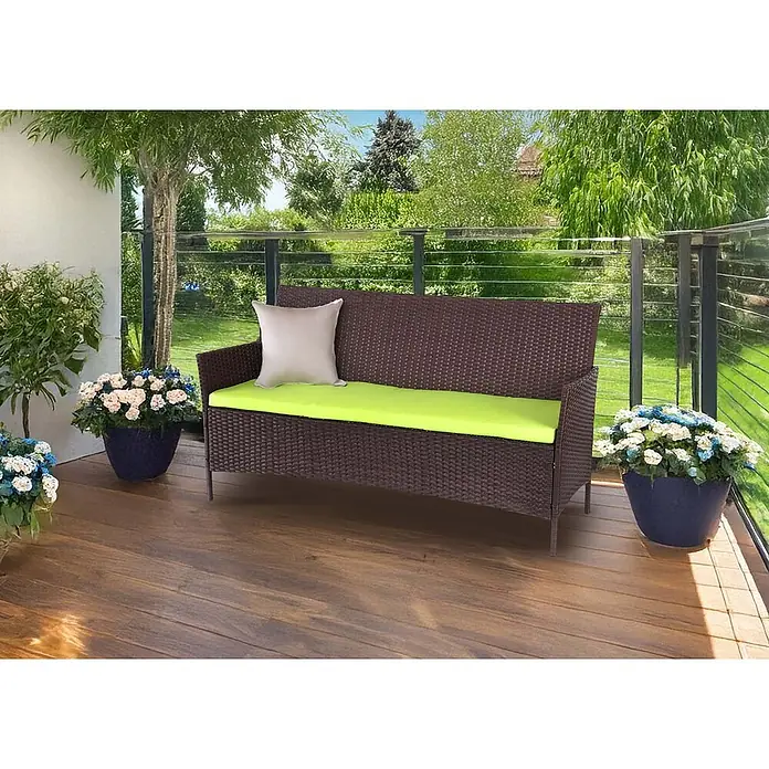 Proregal Gartenbank 3-Sitzer Kissen Grün - Polyester, Braun - Braune Rattan-Gartenbank mit hellgrünem Kissen und beigem Zierkissen auf einer Holzterrasse.
